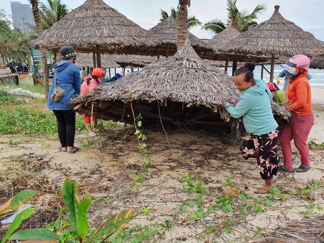 Người dân Đà Nẵng chằng chống nhà cửa, tất bật ứng phó bão số 9 đang sầm sập tiến vào đất liền - Ảnh 8.