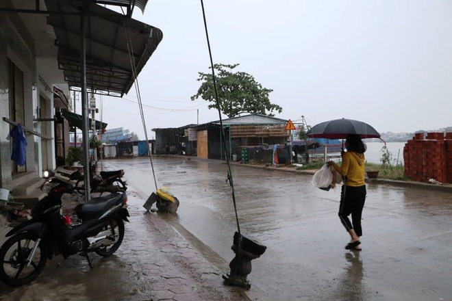 Người dân ven biển Quảng Ngãi cố chằng chống nhà cửa trước khi bão số 9 đổ bộ: Giờ nhà cửa mình đã cố giữ, nếu mất thì đành chịu thôi - Ảnh 12.