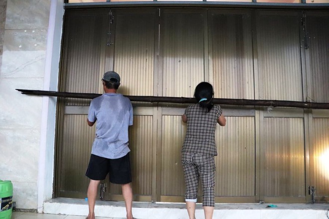 Người dân ven biển Quảng Ngãi cố chằng chống nhà cửa trước khi bão số 9 đổ bộ: Giờ nhà cửa mình đã cố giữ, nếu mất thì đành chịu thôi - Ảnh 5.