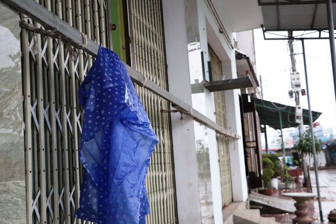 Người dân ven biển Quảng Ngãi cố chằng chống nhà cửa trước khi bão số 9 đổ bộ: Giờ nhà cửa mình đã cố giữ, nếu mất thì đành chịu thôi - Ảnh 10.