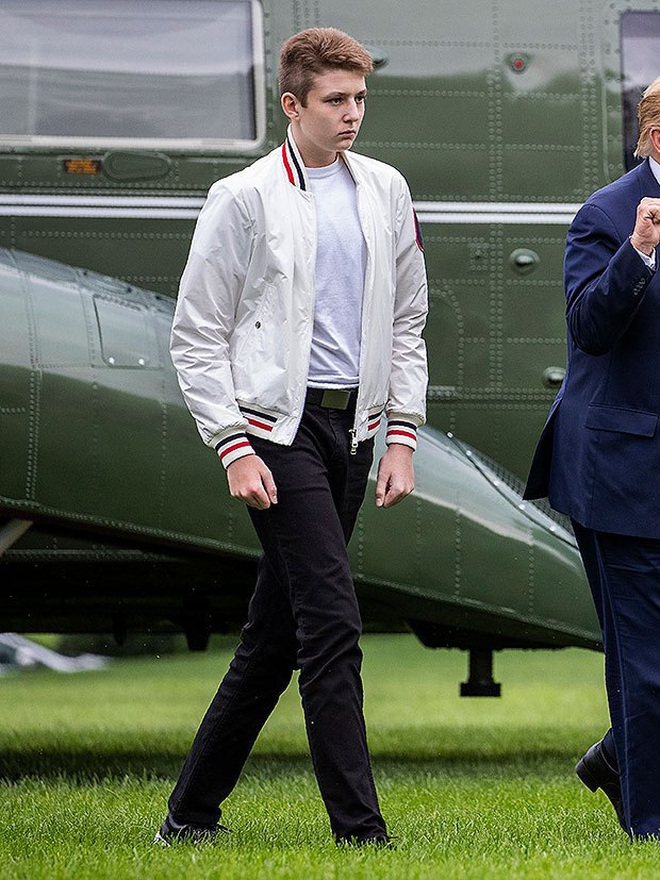 Loạt ảnh chiều cao khủng của “Hoàng tử Nhà Trắng” Barron Trump biến các bạn mình thành người tí hon, chỉ đi bộ đã nhanh bằng bạn chạy - Ảnh 1.