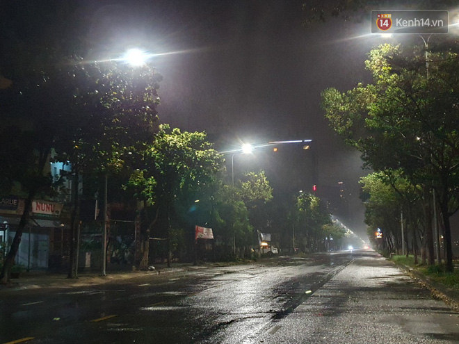 Bão số 9 đang tiến sát đất liền: Gió rít liên hồi, mưa to ở Lý Sơn, nhiều nhà dân bị tốc mái - Ảnh 2.