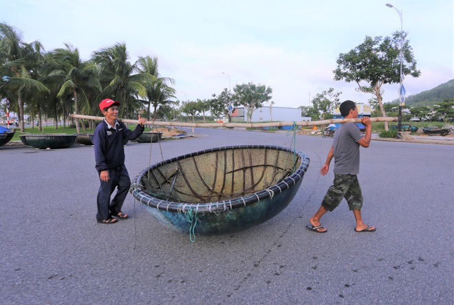 Người dân Đà Nẵng chằng chống nhà cửa, tất bật ứng phó bão số 9 đang sầm sập tiến vào đất liền - Ảnh 3.