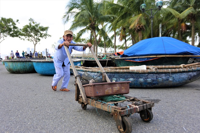 Người dân Đà Nẵng chằng chống nhà cửa, tất bật ứng phó bão số 9 đang sầm sập tiến vào đất liền - Ảnh 3.