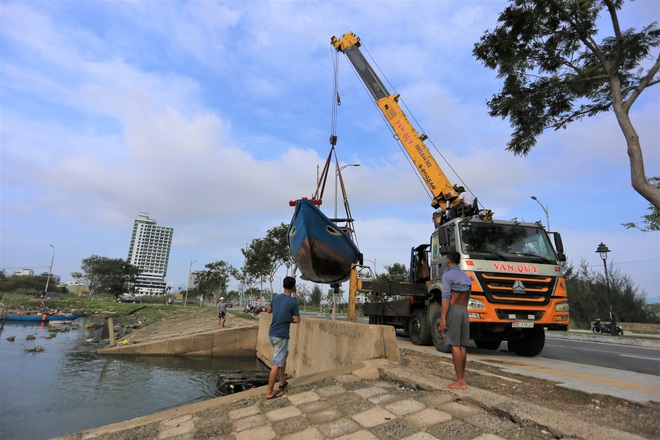 Người dân Đà Nẵng chằng chống nhà cửa, tất bật ứng phó bão số 9 đang sầm sập tiến vào đất liền - Ảnh 3.