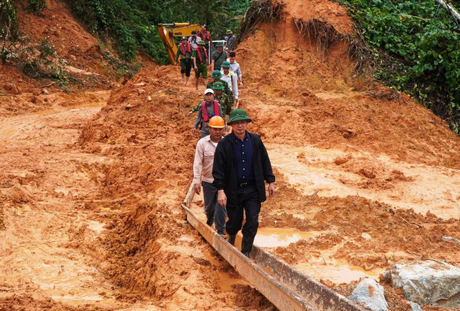 Tranh thủ từng giờ tìm kiếm công nhân mất tích tại Rào Trăng 3 - Ảnh 1.