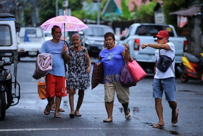 Bão Molave khiến hàng nghìn người Philippines phải sơ tán - Ảnh 1.