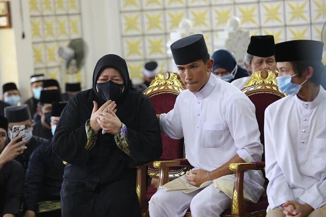 Tang lễ đẫm nước mắt của Hoàng tử Brunei trẻ tuổi: Người mẹ khóc ngất bên linh cữu con trai khiến ai cũng xót xa - Ảnh 5.