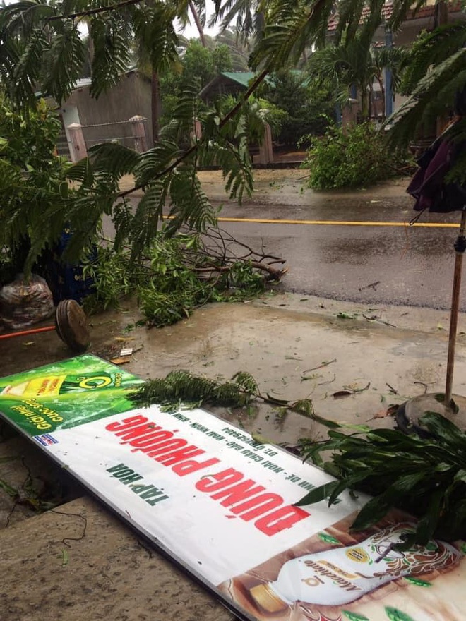 Bão số 9 sắp đổ bộ: Gió giật mạnh ở Quảng Ngãi, đã có nhà bị tốc mái; Hội An ngập sâu nhiều tuyến đường - Ảnh 1.