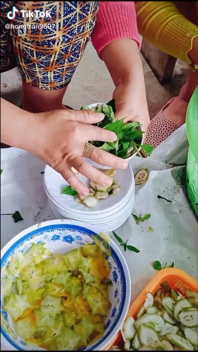Bất ngờ trước cách người ta làm ra đĩa rau siêu kỳ công cho bàn tiệc đám cưới, dân miền Tây nhìn phát biết ngay món gì - Ảnh 3. Bất ngờ trước cách người ta làm ra đĩa rau siêu kỳ công cho bàn tiệc đám cưới, dân miền Tây nhìn phát biết ngay món gì - Ảnh 3.
