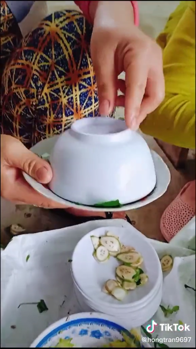 Bất ngờ trước cách người ta làm ra đĩa rau siêu kỳ công cho bàn tiệc đám cưới, dân miền Tây nhìn phát biết ngay món gì - Ảnh 4. Bất ngờ trước cách người ta làm ra đĩa rau siêu kỳ công cho bàn tiệc đám cưới, dân miền Tây nhìn phát biết ngay món gì - Ảnh 4.