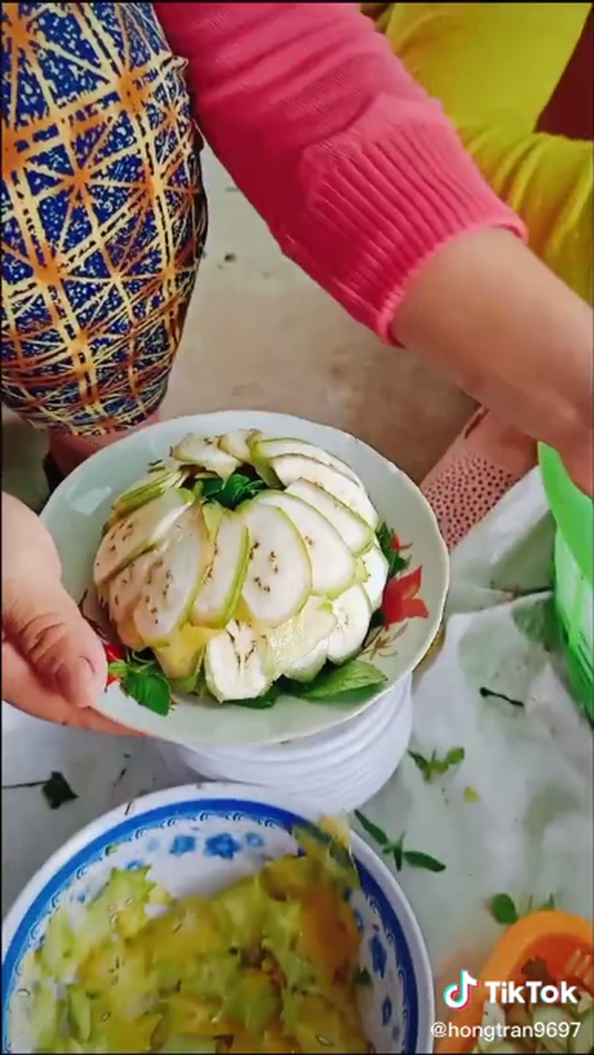Bất ngờ trước cách người ta làm ra đĩa rau siêu kỳ công cho bàn tiệc đám cưới, dân miền Tây nhìn phát biết ngay món gì - Ảnh 5. Bất ngờ trước cách người ta làm ra đĩa rau siêu kỳ công cho bàn tiệc đám cưới, dân miền Tây nhìn phát biết ngay món gì - Ảnh 5.