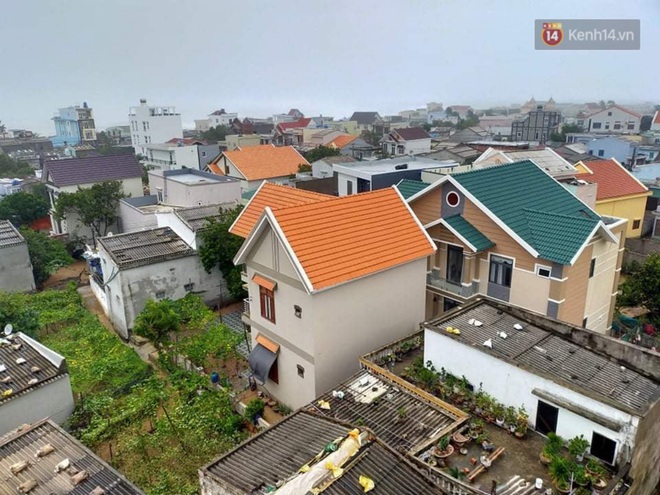 Bão số 9 sắp đổ bộ: Gió giật mạnh ở Quảng Ngãi, đã có nhà bị tốc mái; phong toả một phần Quốc lộ 1A khiến hàng trăm xe ùn tắc - Ảnh 2.