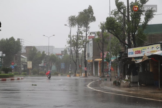 Bão số 9 sắp đổ bộ: Gió giật mạnh ở Quảng Ngãi, đã có nhà bị tốc mái; phong toả một phần Quốc lộ 1A khiến hàng trăm xe ùn tắc - Ảnh 4.