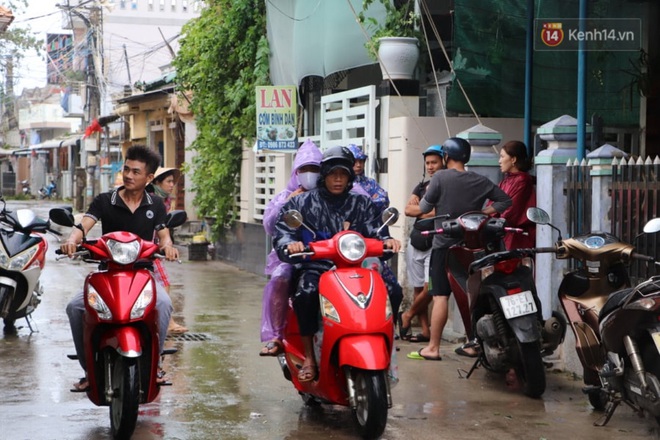 Bão đi qua, nhà sập hết nhưng người dân ven biển Quảng Ngãi vẫn chung tay giúp đỡ nhau, phụ vớt thuyền bị chìm lên bờ - Ảnh 13.