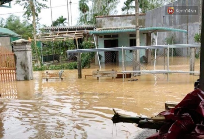 Sau khi bão số 9 càn quét, người dân đau xót nhìn khung cảnh tan hoang, tài sản bị nước lũ cuốn trôi - Ảnh 2.