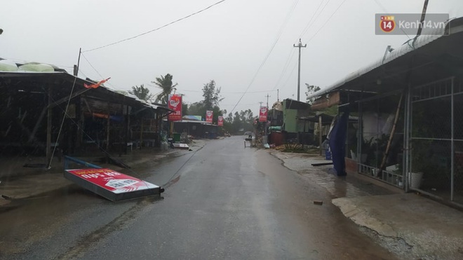 Bão số 9 sắp đổ bộ: Gió giật mạnh ở Quảng Ngãi, đã có nhà bị tốc mái; phong toả một phần Quốc lộ 1A khiến hàng trăm xe ùn tắc - Ảnh 5.
