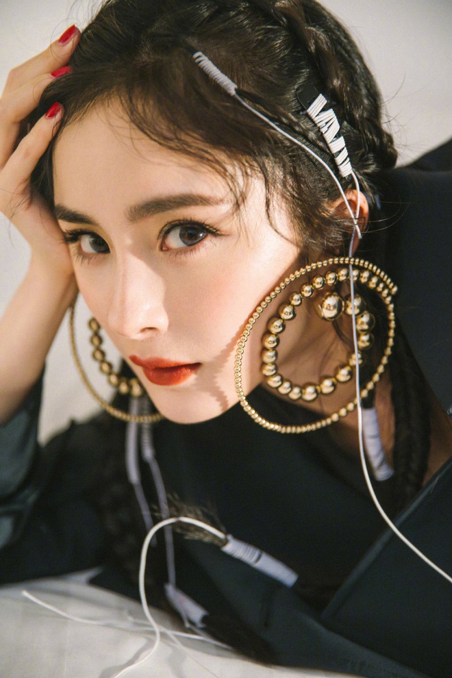 Nữ thần nhan sắc Dương Mịch "chặt chém" dàn khách mời với visual cực chất, ảnh chụp studio còn ấn tượng hơn - Ảnh 4. Nữ thần nhan sắc Dương Mịch "chặt chém" dàn khách mời với visual cực chất, ảnh chụp studio còn ấn tượng hơn - Ảnh 4.