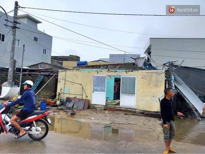 Những hình ảnh đầu tiên tại đảo Lý Sơn khi bão số 9 đi qua: Mọi thứ đều tan hoang, người dân thất thần bên đống đổ nát - Ảnh 1.