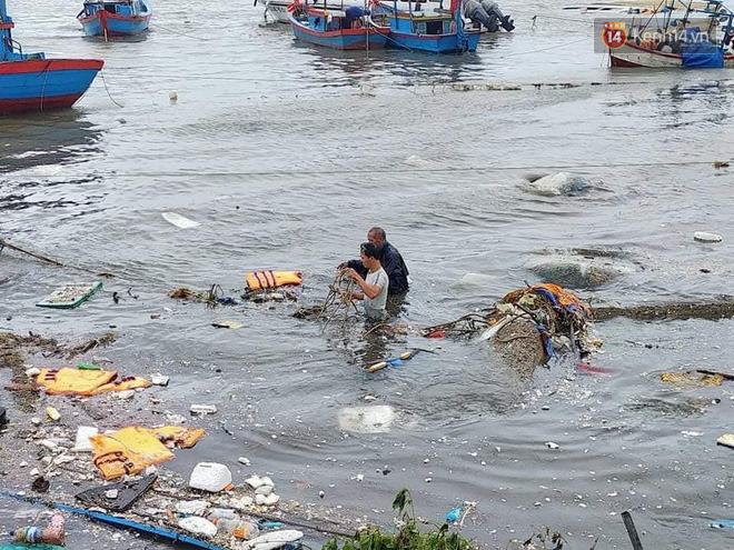 Những hình ảnh đầu tiên tại đảo Lý Sơn khi bão số 9 đi qua: Mọi thứ đều tan hoang, người dân thất thần bên đống đổ nát - Ảnh 4.