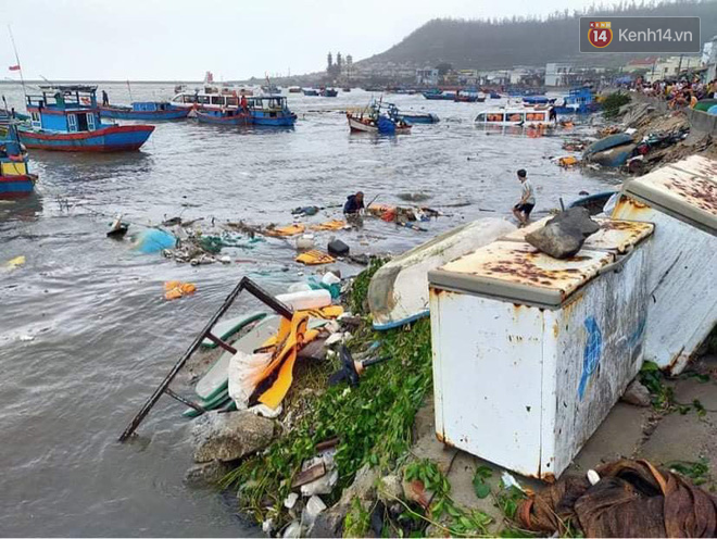 Những hình ảnh đầu tiên tại đảo Lý Sơn khi bão số 9 đi qua: Mọi thứ đều tan hoang, người dân thất thần bên đống đổ nát - Ảnh 3.