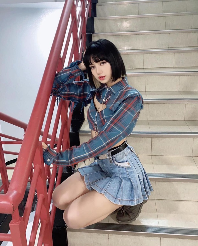 Idol Hàn “Sống Ảo” Tại Chiếc Cầu Thang Huyền Thoại: Lisa “Thắm Thơm”, Jisoo  Hack Dáng Đỉnh Không Nhìn Ra Mét Sáu