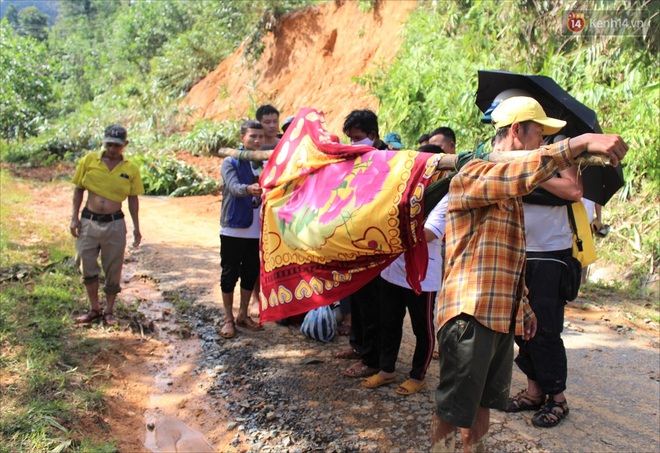 Tang thương bao trùm xóm nhỏ nơi vụ sạt lở khiến cả làng bị vùi lấp: “Mẹ mua sữa về, con ở đâu rồi...? - Ảnh 7.