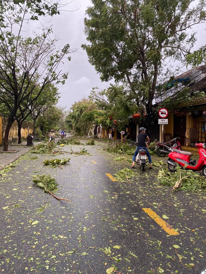 Khung cảnh Hội An xơ xác sau cơn bão số 9, một biểu tượng du lịch bị vùi dập khiến du khách quặn lòng - Ảnh 2.