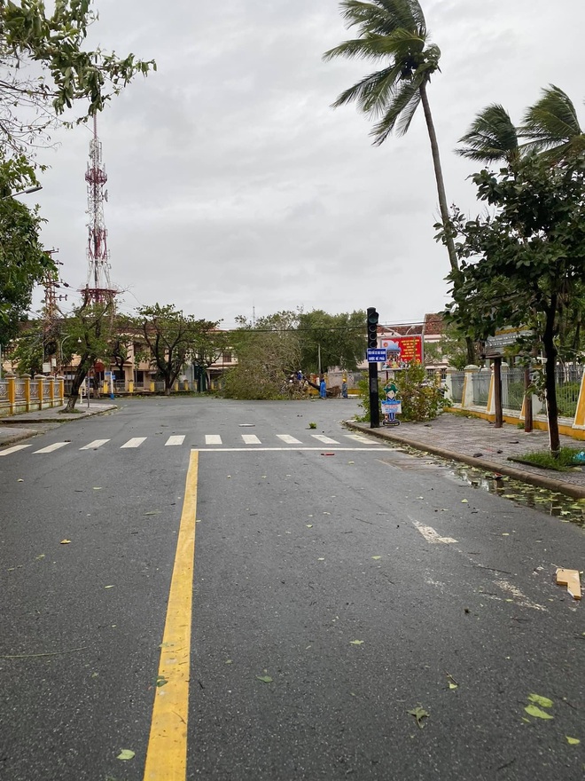 Khung cảnh Hội An xơ xác sau cơn bão số 9, một biểu tượng du lịch bị vùi dập khiến du khách quặn lòng - Ảnh 3.