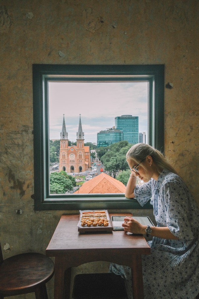 Sài Gòn xuất hiện quán cà phê có ô cửa sổ nhìn thẳng ra nhà thờ Đức Bà tuyệt đẹp, dự là sẽ “gây bão” ầm ầm cho xem! - Ảnh 5. Sài Gòn xuất hiện quán cà phê có ô cửa sổ nhìn thẳng ra nhà thờ Đức Bà tuyệt đẹp, dự là sẽ “gây bão” ầm ầm cho xem! - Ảnh 5.