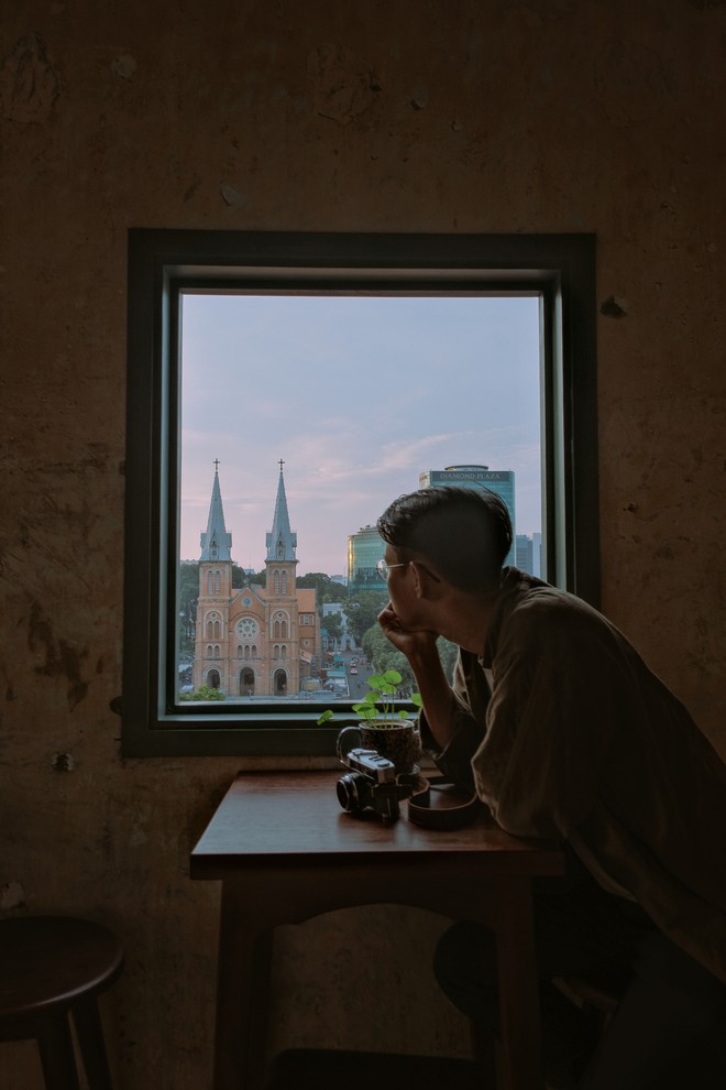 Sài Gòn xuất hiện quán cà phê có ô cửa sổ nhìn thẳng ra nhà thờ Đức Bà tuyệt đẹp, dự là sẽ “gây bão” ầm ầm cho xem! - Ảnh 6.