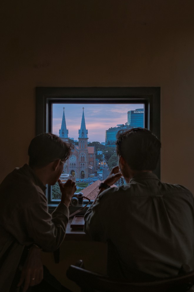 Sài Gòn xuất hiện quán cà phê có ô cửa sổ nhìn thẳng ra nhà thờ Đức Bà tuyệt đẹp, dự là sẽ “gây bão” ầm ầm cho xem! - Ảnh 6. Sài Gòn xuất hiện quán cà phê có ô cửa sổ nhìn thẳng ra nhà thờ Đức Bà tuyệt đẹp, dự là sẽ “gây bão” ầm ầm cho xem! - Ảnh 6.