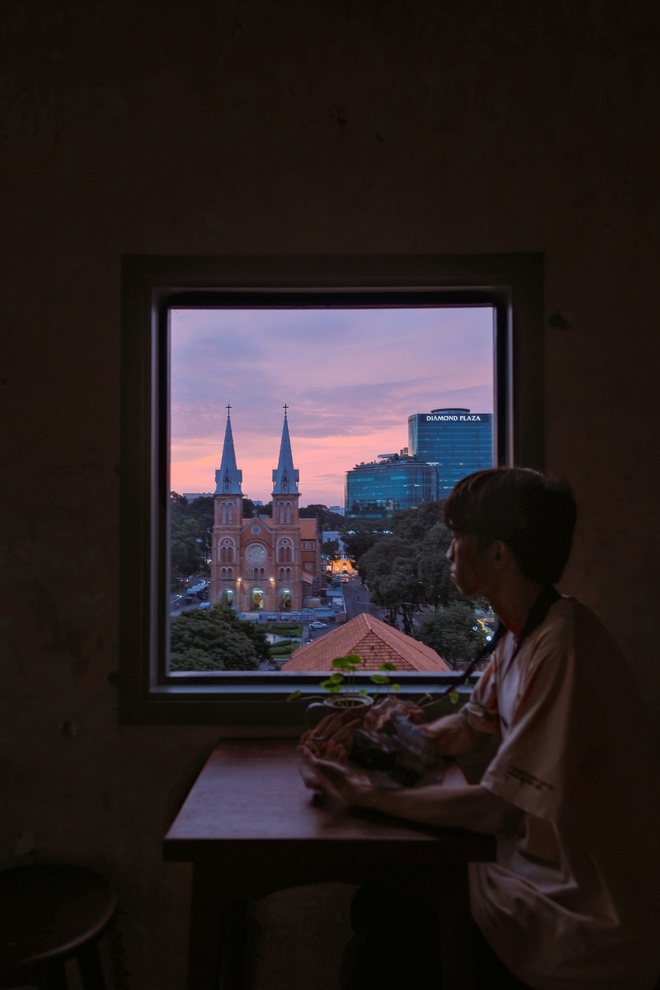 Sài Gòn xuất hiện quán cà phê có ô cửa sổ nhìn thẳng ra nhà thờ Đức Bà tuyệt đẹp, dự là sẽ “gây bão” ầm ầm cho xem! - Ảnh 5. Sài Gòn xuất hiện quán cà phê có ô cửa sổ nhìn thẳng ra nhà thờ Đức Bà tuyệt đẹp, dự là sẽ “gây bão” ầm ầm cho xem! - Ảnh 5.