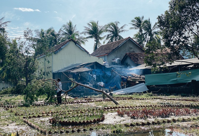 Trường học ở Bình Định tan hoang sau bão số 9, giáo viên vất vả dọn dẹp để chuẩn bị đón học sinh trở lại - Ảnh 7.