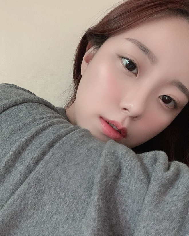 Sai ngay từ bước b&ocirc;i kem mắt th&igrave; c&ocirc;ng lao chống l&atilde;o h&oacute;a đổ s&ocirc;ng đổ bể hết th&ocirc;i c&aacute;c chị em ơi! - Ảnh 2.