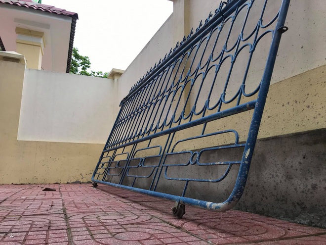 Cánh cổng sắt trường tiểu học đổ sập đè lên chân 1 học sinh - Ảnh 1.