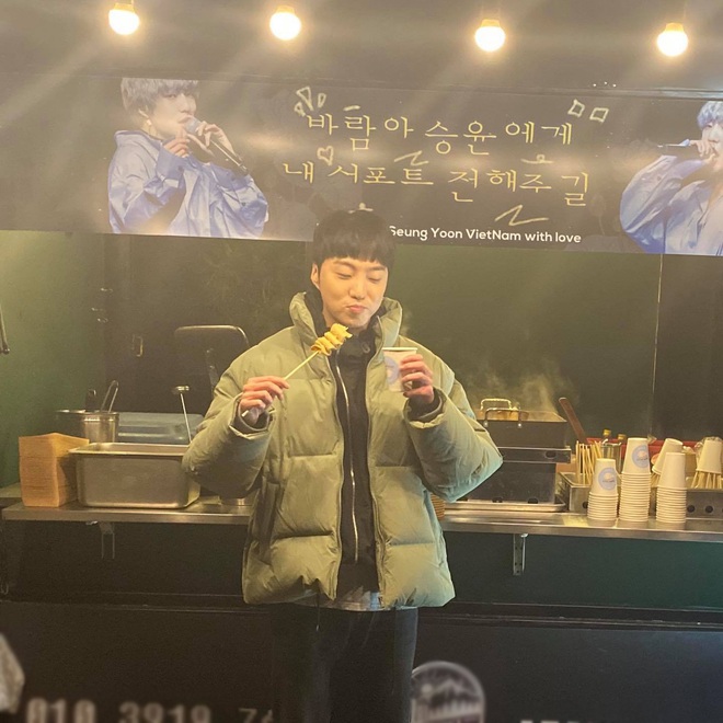 V-netizens mới kết nạp th&ecirc;m 1 &ldquo;con rể Việt Nam&rdquo;: Tự khoe ảnh thưởng thức đồ ăn do fan Việt tặng, cưng qu&aacute; trời! - Ảnh 2.