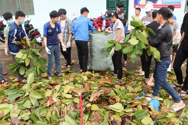 Bão đi qua, sinh viên hối hả dọn dẹp để trở lại giảng đường - Ảnh 3.