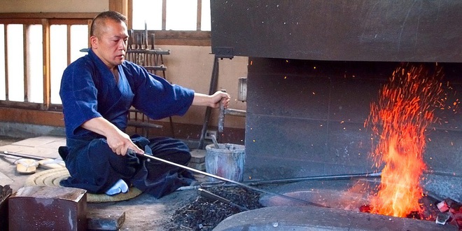 Kiếm katana Nhật Bản có giá tới cả trăm triệu đồng: Nhìn nghệ nhân rèn kiếm mất 18 tháng để làm 1 thanh, bạn sẽ hiểu tại sao nó lại đắt đến thế - Ảnh 1.
