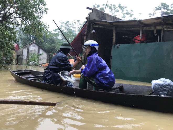 Nghệ An: Người dân ven sông phải lên đê dựng lều cho trâu bò trú ẩn - Ảnh 4.