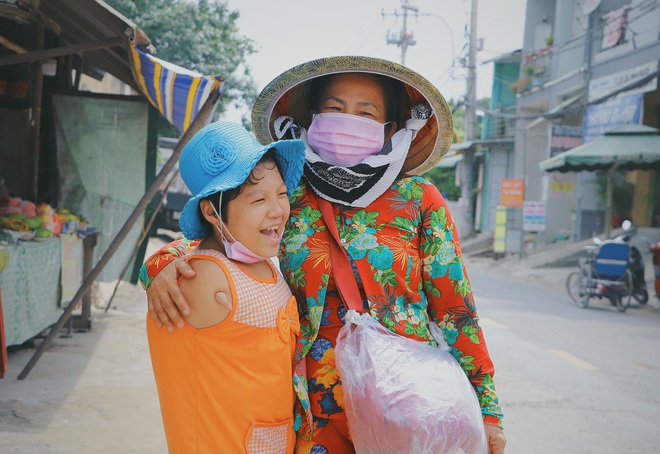 Nghẹn lòng trước câu nói của cô bé chim cánh cụt Ngọc Ân: Bố mẹ không có thương con, giờ con chỉ có bà nội thôi - Ảnh 5.