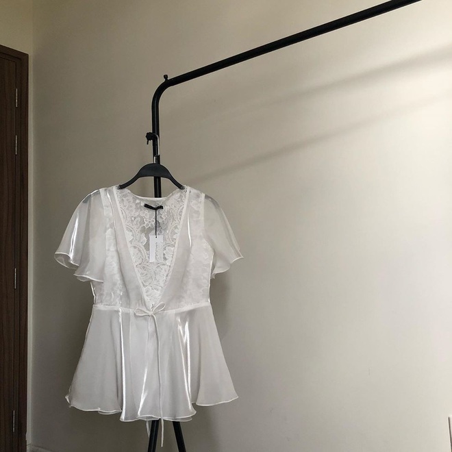 Thích lồng lộn kiểu sương sương bạn hãy sắm blouse tơ lụa óng ánh, đi ăn cưới cực xinh mà không lố - Ảnh 9.