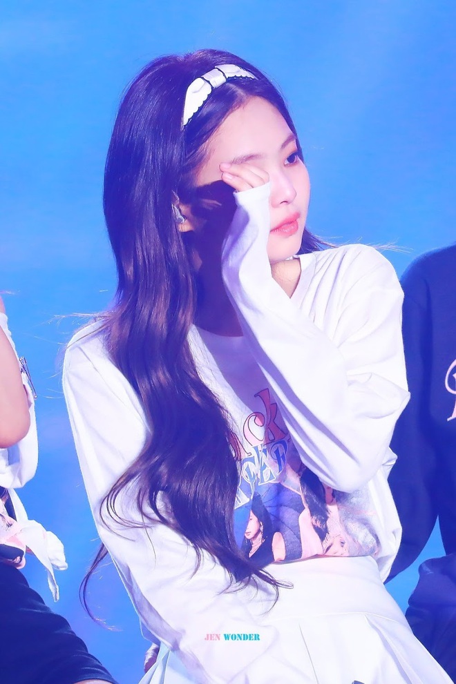The BLACKPINK fanpage in Vietnam is emerging with the story of Jisoo crying at an event.  Fans, let's see the pictures together to feel the pain of this lovely female idol!