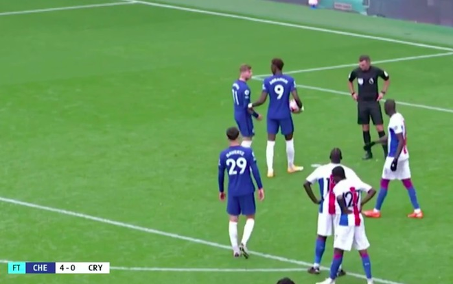 Cầu thủ Chelsea tấu hài cực mạnh với màn tranh nhau đá phạt đền - Ảnh 1.