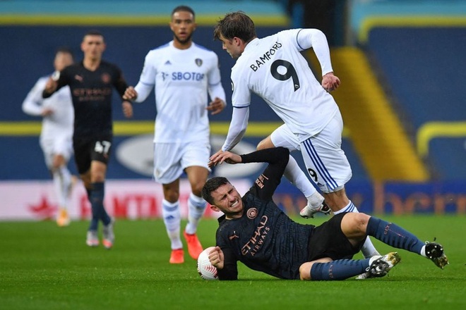 H&agrave;ng thủ tiếp tục mắc lỗi, &ocirc;ng lớn Man City h&ograve;a thất vọng trước t&acirc;n binh Leeds - Ảnh 1.