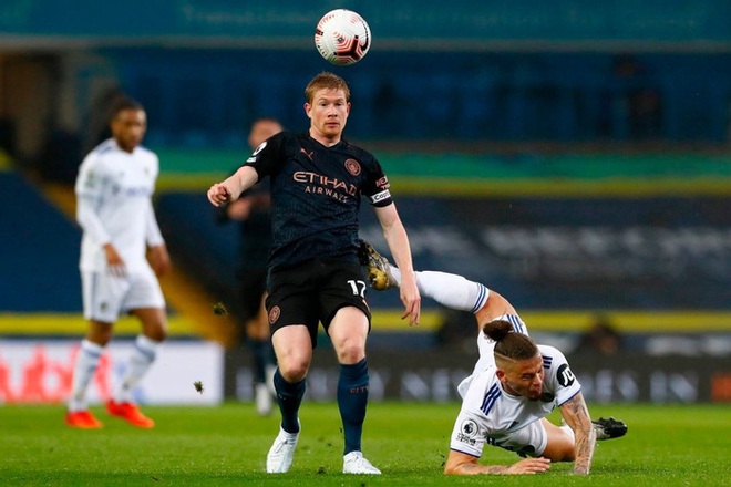 H&agrave;ng thủ tiếp tục mắc lỗi, &ocirc;ng lớn Man City h&ograve;a thất vọng trước t&acirc;n binh Leeds - Ảnh 2.