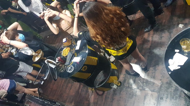 C&ocirc;ng an Cần Thơ kiểm tra qu&aacute;n bar c&oacute; 32 c&ocirc; g&aacute;i uống bia, h&uacute;t shisha  - Ảnh 1.