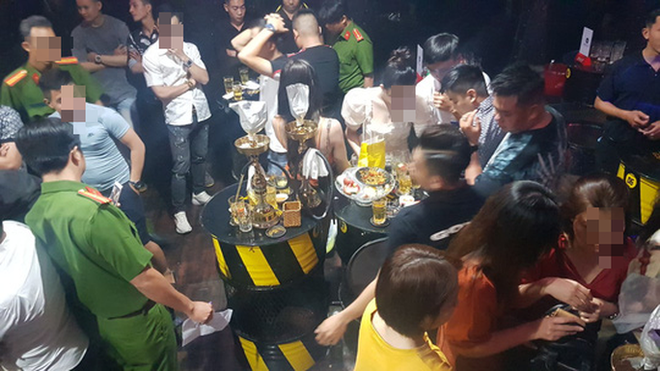 Công an Cần Thơ kiểm tra quán bar có 32 cô gái uống bia, hút shisha  - Ảnh 2.