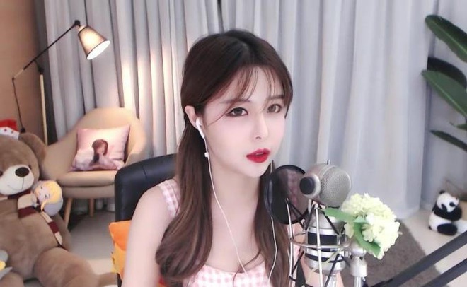 Những nữ streamer nóng bỏng đua nhau khoe thân, hớ hênh trên sóng... để rồi bay mất kênh - Ảnh 1.