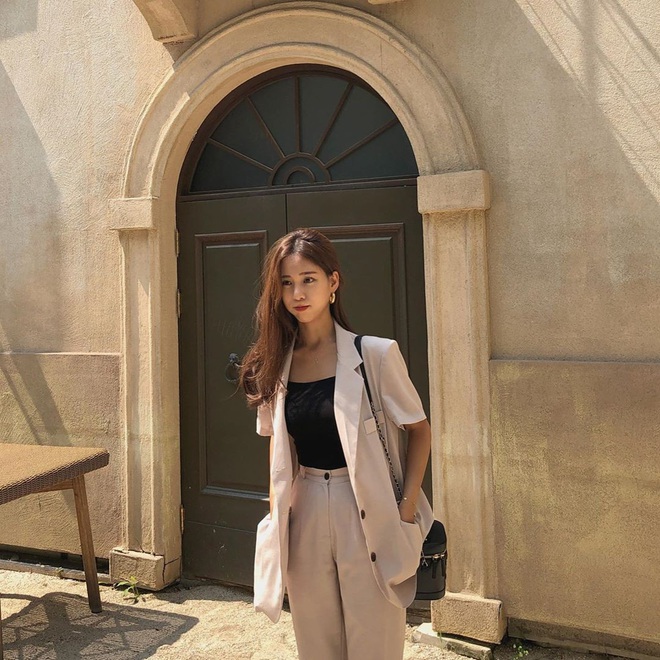 Nhìn Hà Tăng diện blazer cộc tay, hội chị em chỉ muốn copy ngay set đồ này để mặc đi làm  - Ảnh 3.